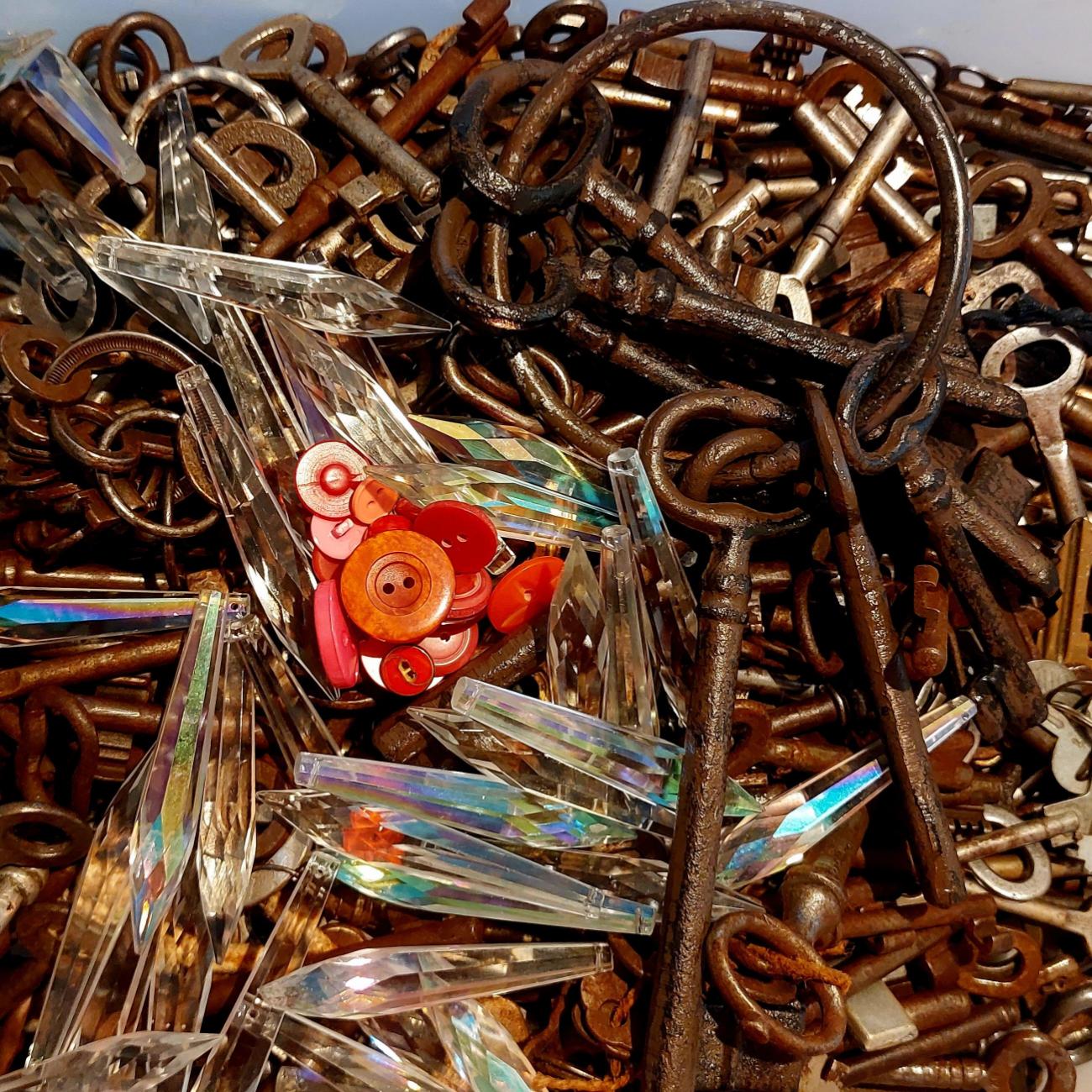 Staré klíče, ověsy z lustru a staré knoflíky - ideální materiál pro upcyklované dekorace