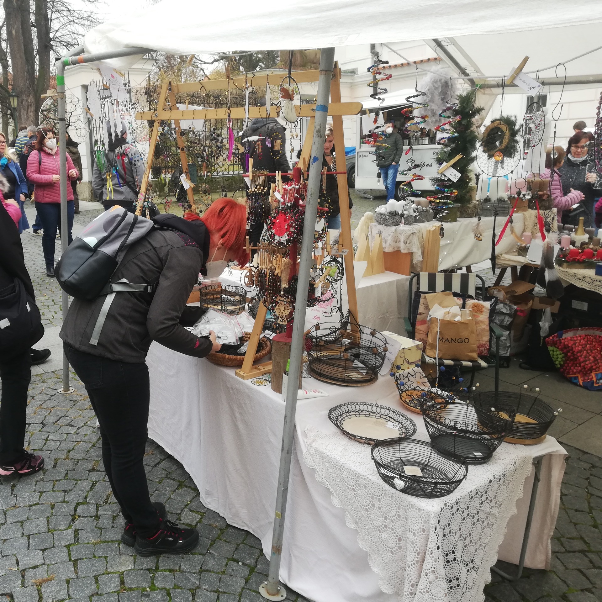 Zákazníci u stánku Galerie na drátku