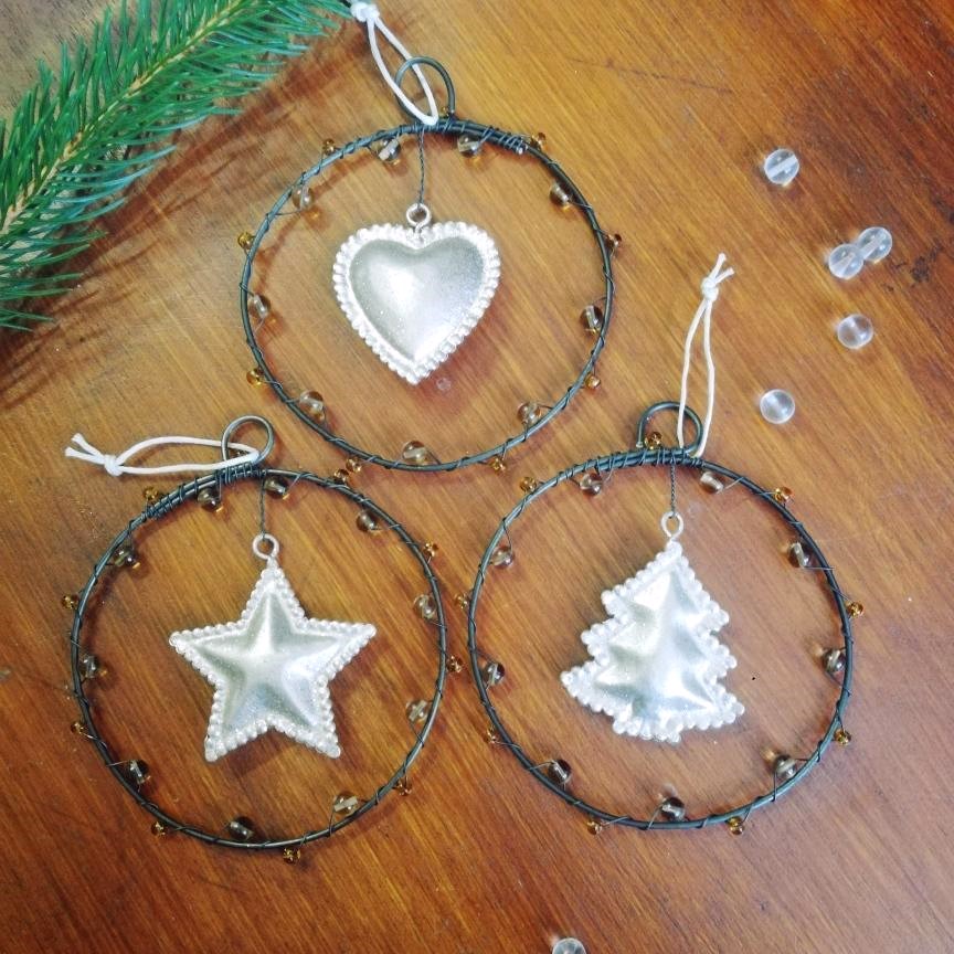 Sada tří vánočních drátovaných ozdob s plechovým motivem