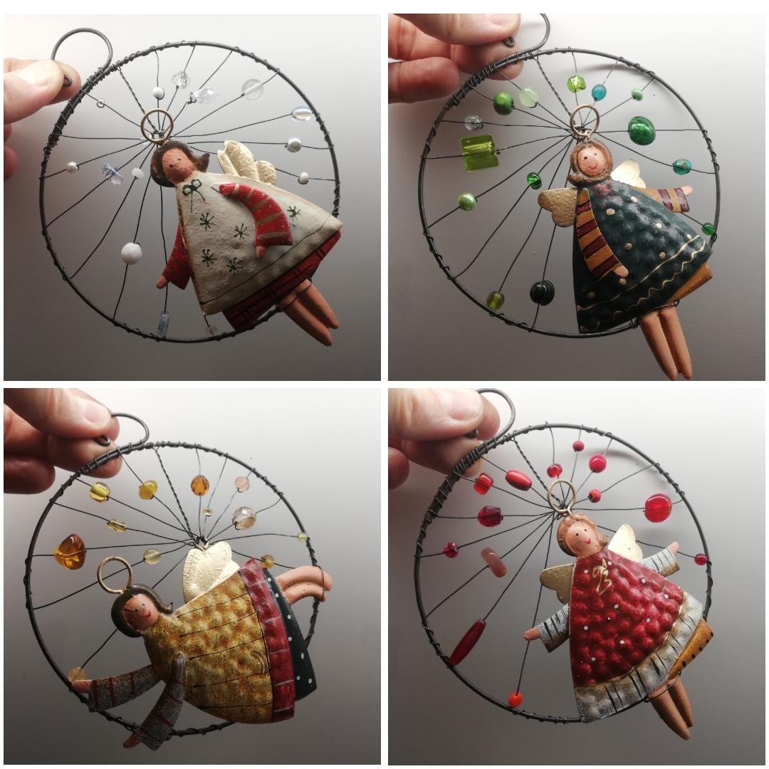 Plechové andělky v drátovaném kolečku
