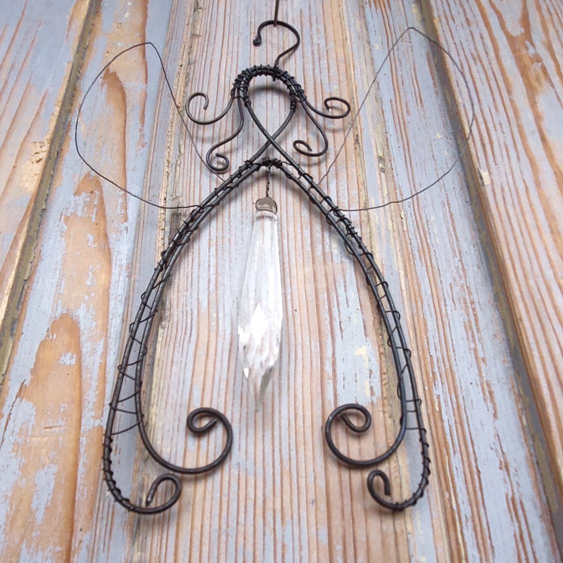 Drátovaný anděl s křišťálem