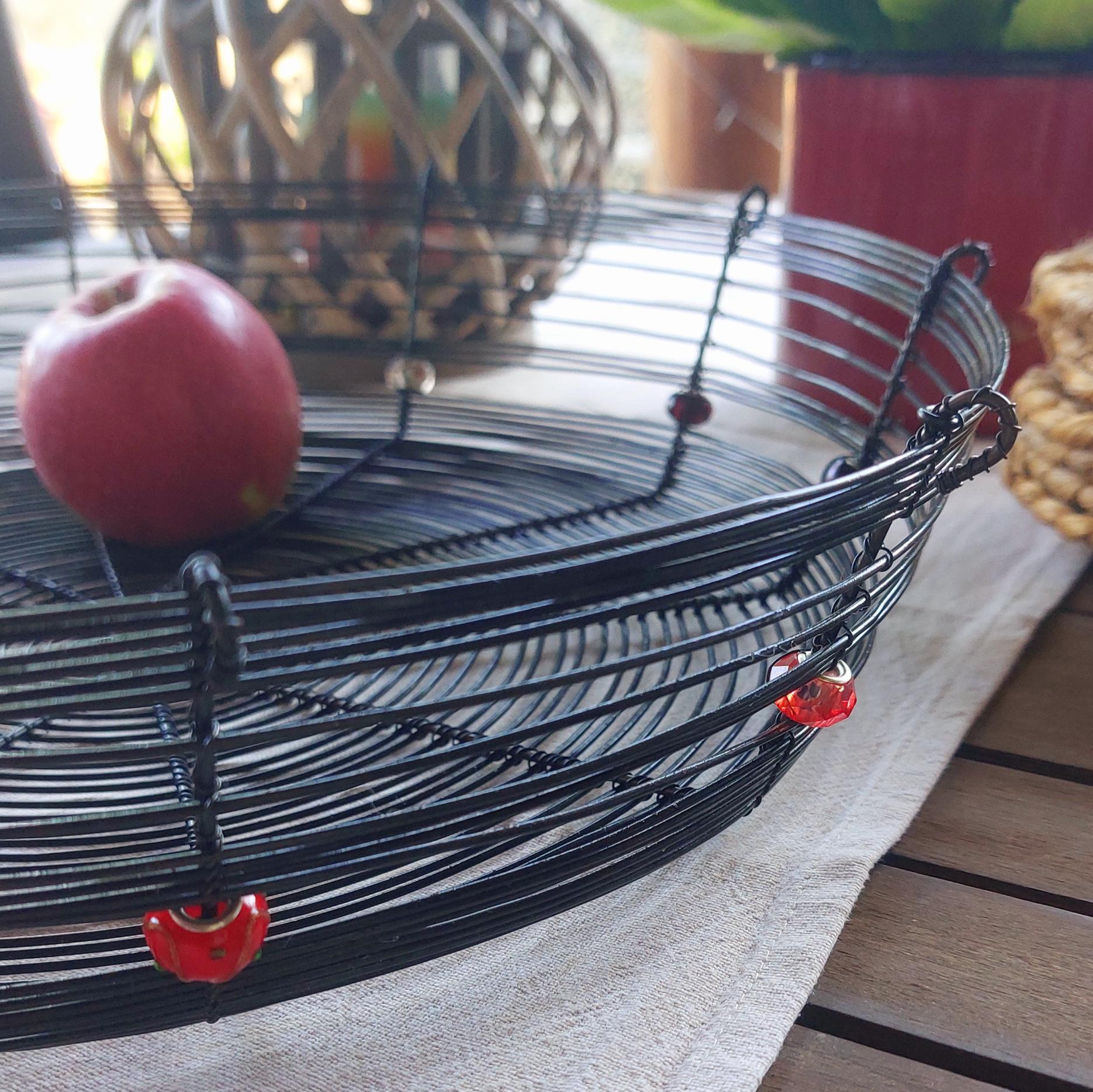 drátovaná mísa na stole