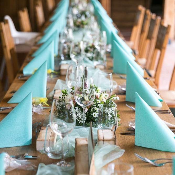 Svatební stůl sladěný v rustikálním stylu