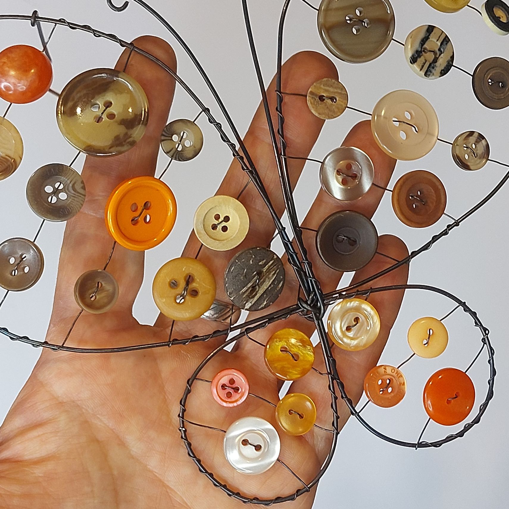 Drátovaný motýl se starými knoflíky - Knoflásek létavý