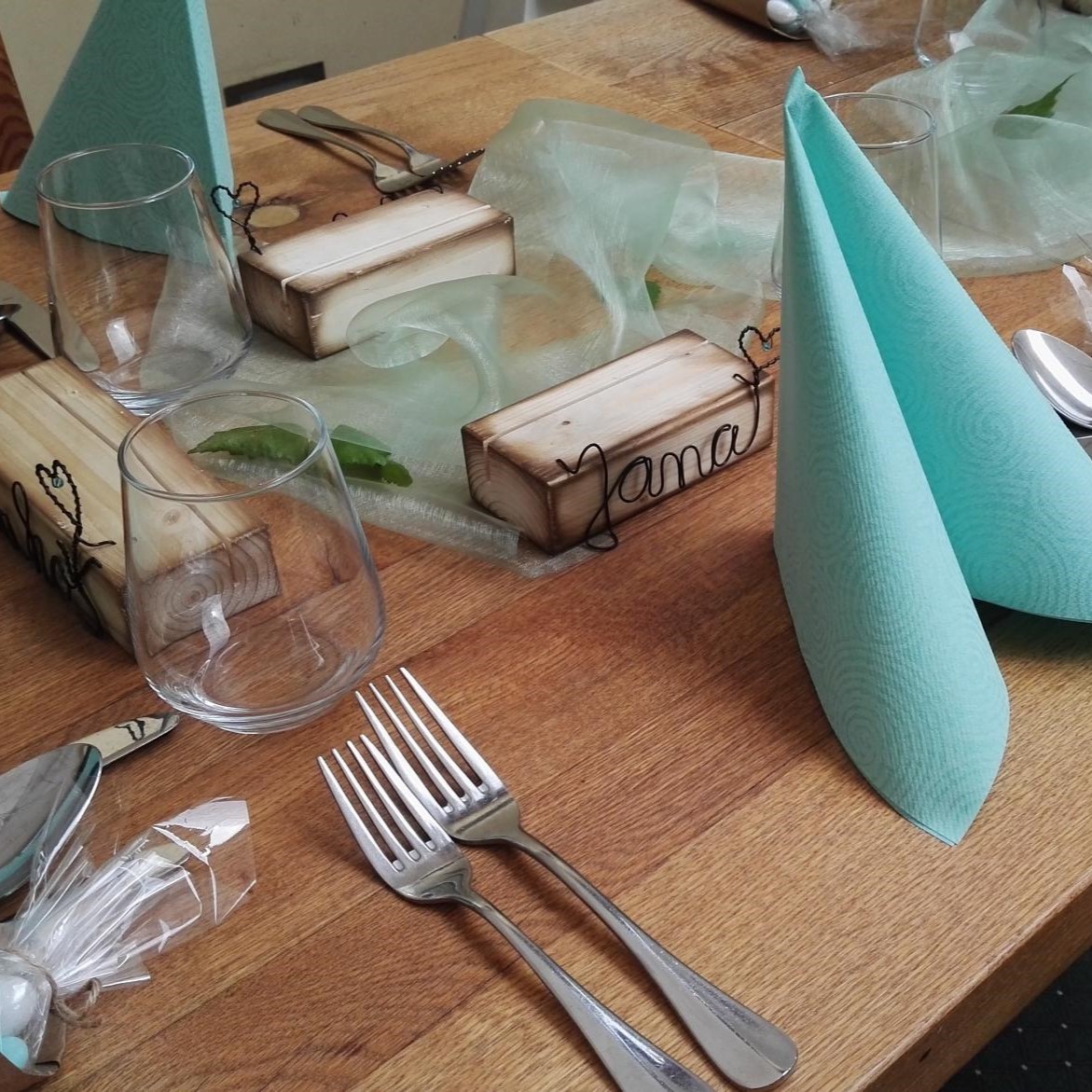 2v1 Svatební jmenovky s dřevěným stojánkem na fotku