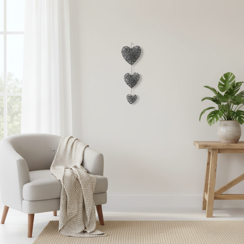 Drátovaná dekorace ze 3 srdcí na zdi