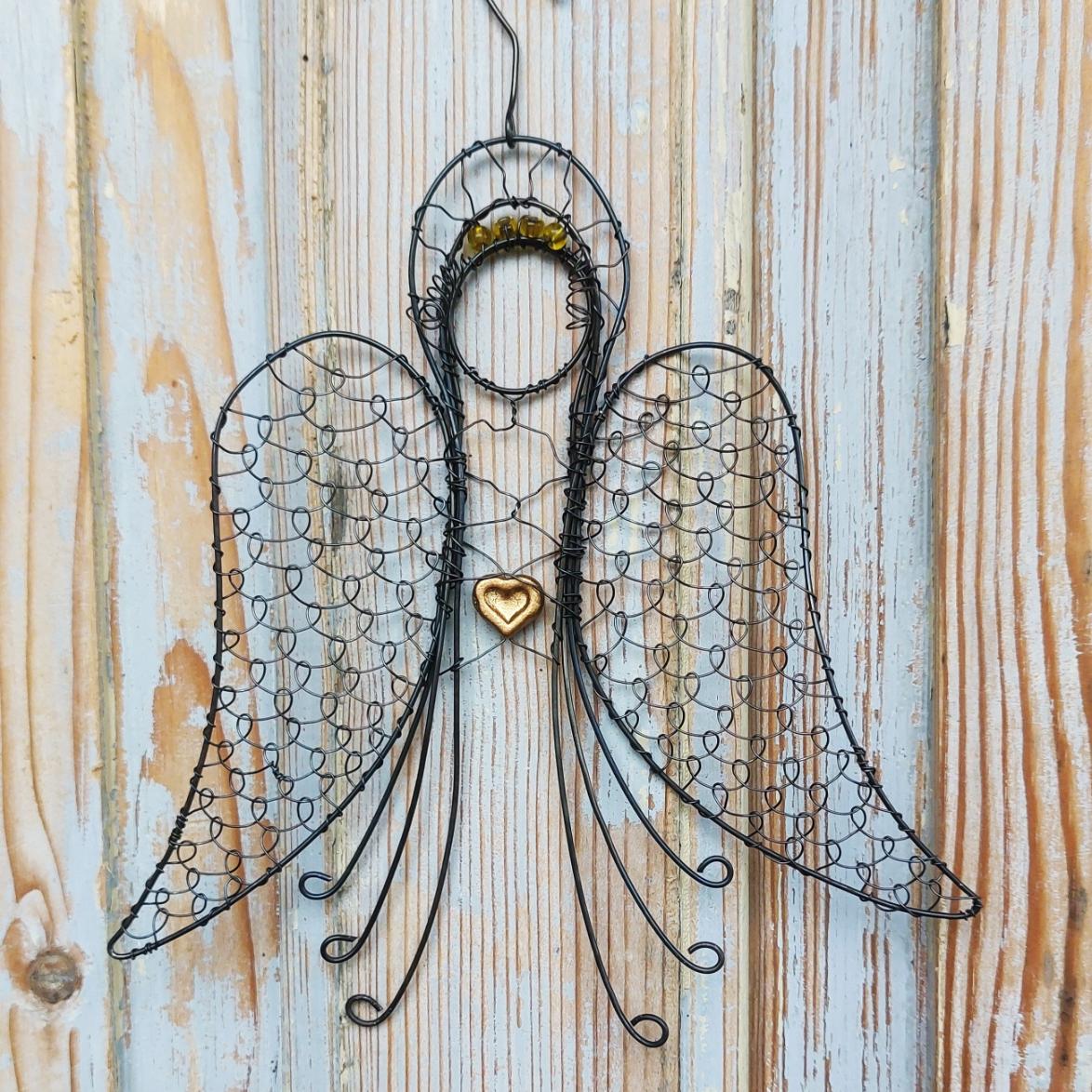 Drátovaný anděl jako symbol ochrany vztahu